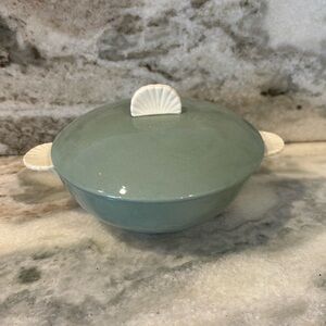 Wedgwood of Etruria & Barlaston Wintergreen small covered bowl